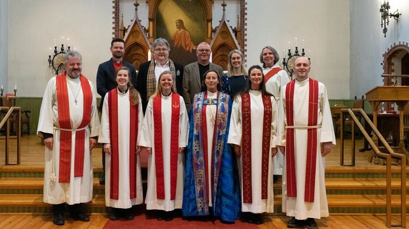 Foran f.v. Far Torstein Lalim, Kristin Jenssen, Ingvild Bjørnøy Lalim, biskop Anne Lise Ådnøy, Marte Åsen og prost Rune Steensnæs Engedal. Bak f.v. sokneprest i Skåre Arnt Johan Vistnes, leder i Vår Frelsers menighetsråd Ole-John Melkevik, leder i Skåre menighetsråd Jarle Botnen, Ida Marie Weltzien og diakon Annlaug Halvorsen Engmark. Foto: Eirik S. Lund