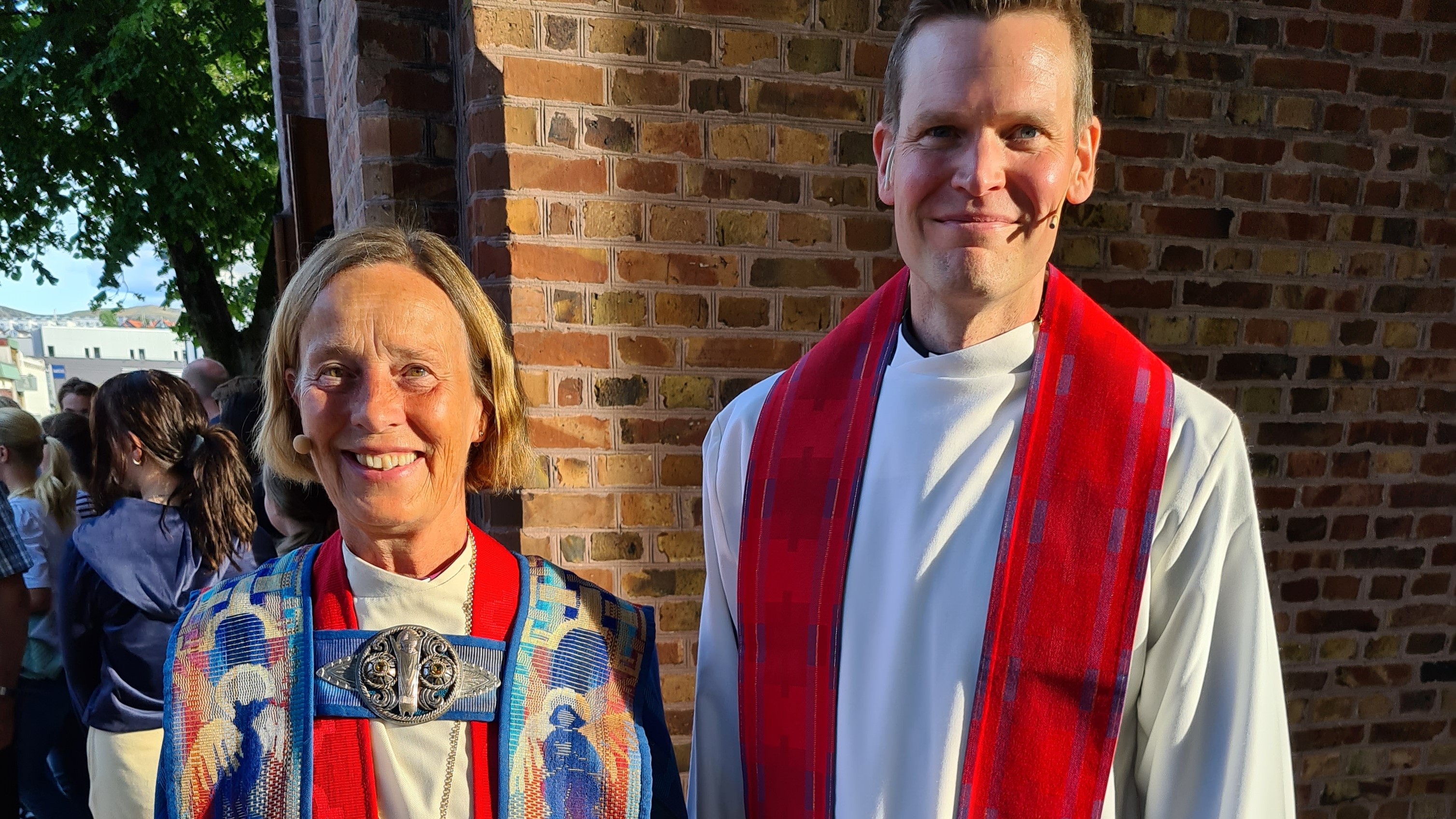 Biskop Anne Lise Ådnøy og Kristoffer Hodne Haugen utenfor Sandnes kirke etter ordinasjonen. Foto: Eivind Kråvik
