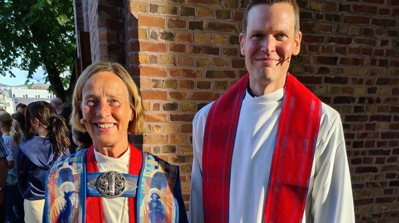 Biskop Anne Lise Ådnøy og Kristoffer Hodne Haugen utenfor Sandnes kirke etter ordinasjonen. Foto: Eivind Kråvik