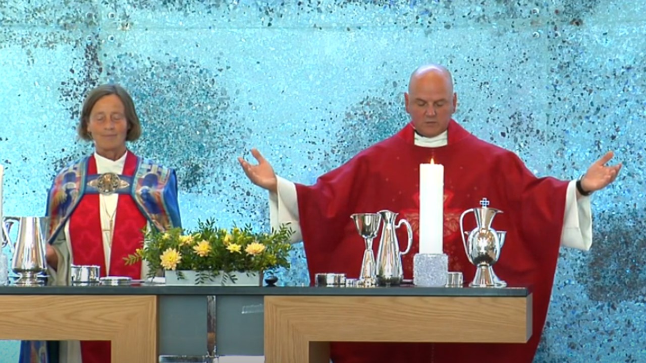 Biskop Anne Lise Ådnøy og prost Ove Sjursen. Foto: Skjermdump fra TV Haugaland.