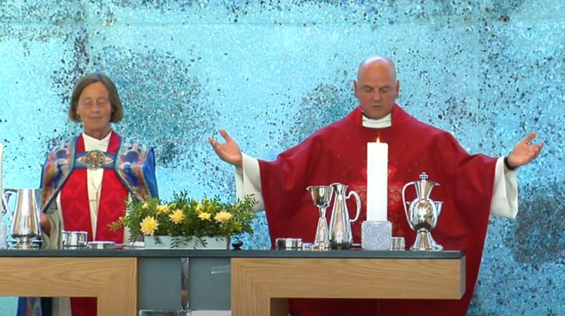 Biskop Anne Lise Ådnøy og prost Ove Sjursen. Foto: Skjermdump fra TV Haugaland.