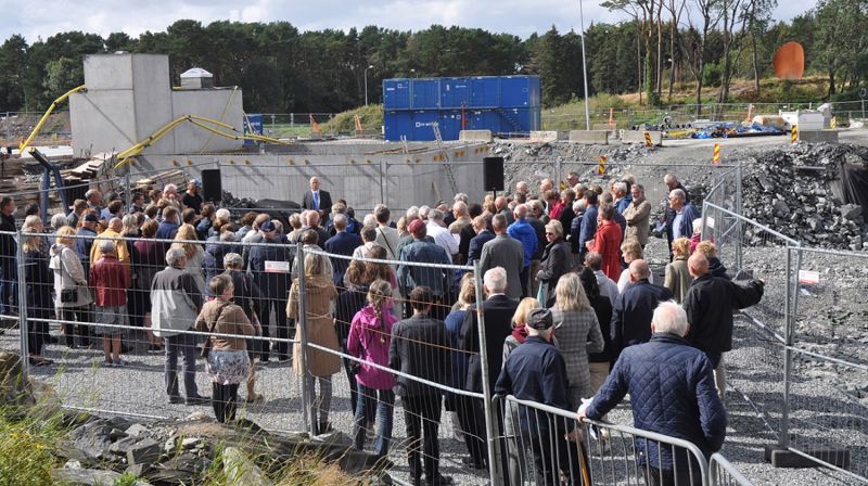 Mange hadde funnet veien til seremonien – 70 år etter byggevedtaket. Foto: Øystein Viland