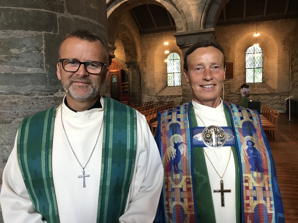 Domprost Stefan Emmerhoff og tidligere domprost, nå biskop Anne Lise Ådnøy etter innsettelsesgudstjenesten.