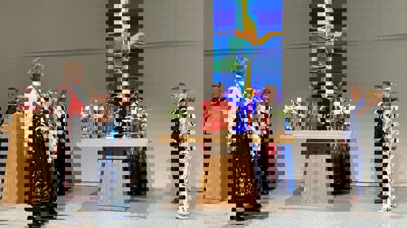 Alt som høyrer til på det nye alteret blei båre fram i prosesjonen av små og store strandbuar. Sokneprest Martin Ivar Arnesen og biskop Anne Lise Ådnøy tok i mot og satte på plass. Foto: Magnar Hole Polden