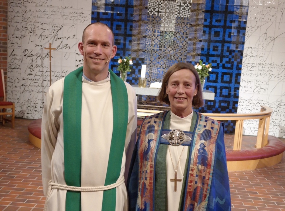 Prost Tor Magne Nesvik og biskop Anne Lise Ådnøy i Madlamark kirke etter innsettelsen. Foto: Jan Steinar Halås