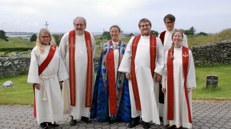 I VINDEN: Diakon Marit Areklett, fungerende prost Lars-Tore Anda, biskop Anne Lise Ådnøy, prest Torkild Enstad Hausken, førsteamanuensis ved TF Sivert Angel og sokneprest i Torvastad May Ingunn Vrålstad etter gudstjenesten. Foto: Tove Marie Sortland.