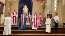 På bildet: Biskop Anne Lise Ådnøy og Kari Kvangarsnes Miller, domprost Stefan Emmerhoff, kantor Timothy Miller, forbedere og tekstlesere Aslaug Austbø, Karen Margrete E. Mestad, Sissel Svendsen og Solfrid Undheim Bergersen, samt cellist Andreas Wetås Jara. Foto: Sølve Tafjord