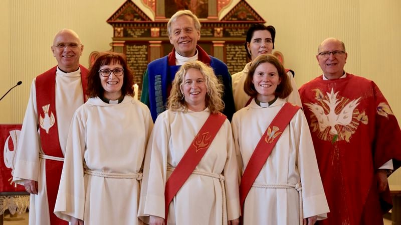 Nyvigsla kateket Siri Aarsland i midten i fremste rekke. Bak fra venstre: prost Kjell Børge Tjemsland, biskop emeritus Ernst Baasland, undervisningsrådgjevar Gunn Heidi Dybdahl, sokneprest Gaute Øgreid Rasmussen. T.v. framme: kateket i Bryne, Time og Undheim Ingfrid Time Nærland og t.h. dagleg leiar Turid Boganes. Alle foto: Shelley Heggelund