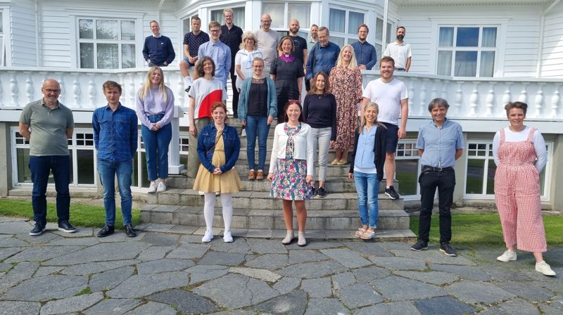 Studenter på vei til vigslet tjeneste