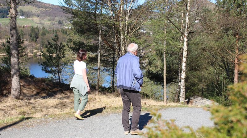 – Vi velger å gå på steder der stiene er brede nok til at vi kan gå ved siden av hverandre med avstand, forteller diakon Kjersti Hjelmervik Loftshus i Tysvær.