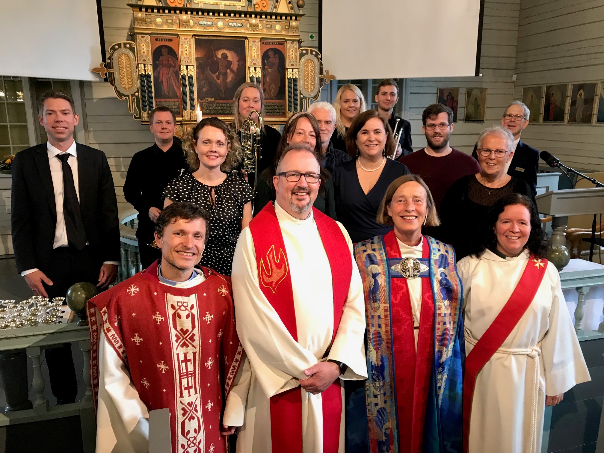 Ein stor og glad gjeng lagde jubileumsgudsteneste for Klepp kyrkje: kantor Ola Sotnakk (bak t.v.) sokneprest Just Salvesen (foran t.v.) biskop Anne Lise Ådnøy, prost Lars Sigurd Tjelle og diakon Ingelin Norbakken var blant dei som bidro.