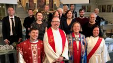 Ein stor og glad gjeng lagde jubileumsgudsteneste for Klepp kyrkje: kantor Ola Sotnakk (bak t.v.) sokneprest Just Salvesen (foran t.v.) biskop Anne Lise Ådnøy, prost Lars Sigurd Tjelle og diakon Ingelin Norbakken var blant dei som bidro.