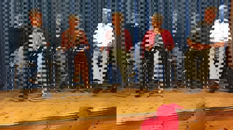 Paneldebatt med temaet: Hvordan møte mennesker i krise? F.v.: Martin Ivar Arnesen, Gunnlaug Hidle Sigmundsen, Anne Birgitte Bødtker Ruus, Sigrid Sigmundstad og Atle Dyregrov. Foto: Ludvig Bjerkreim.