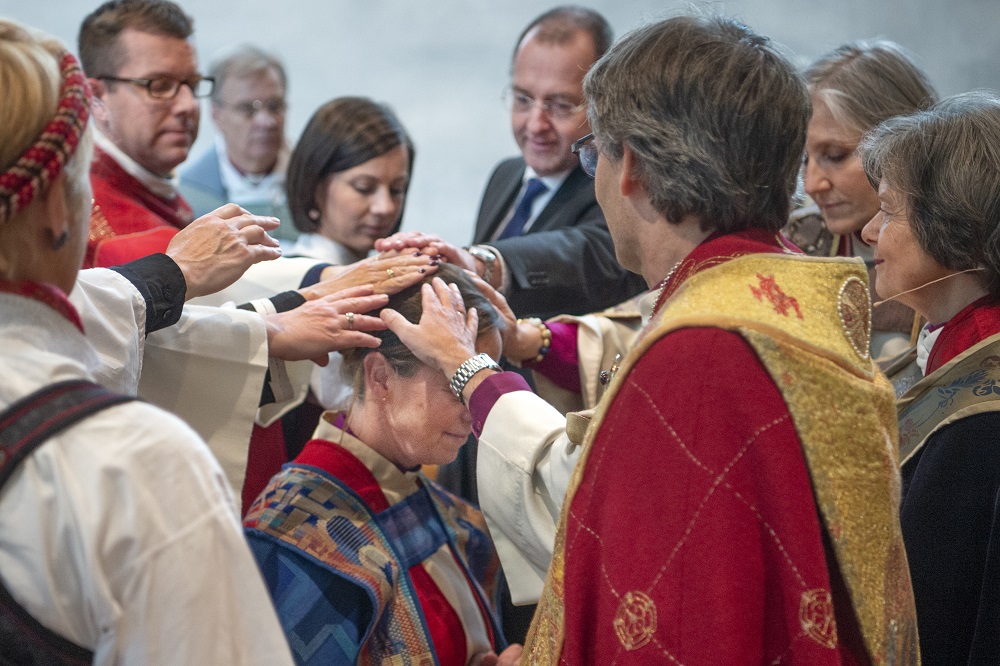 Biskoper fra inn og utland, kirkeledere og rådsledere var med å be for biskopen. Foto: Fredrik Refvem, Stavanger Aftenblad