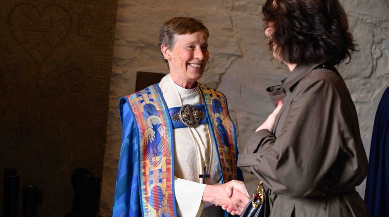 Mange ville takke biskopen etter gudstjenesten. Foto: Ivar Barane