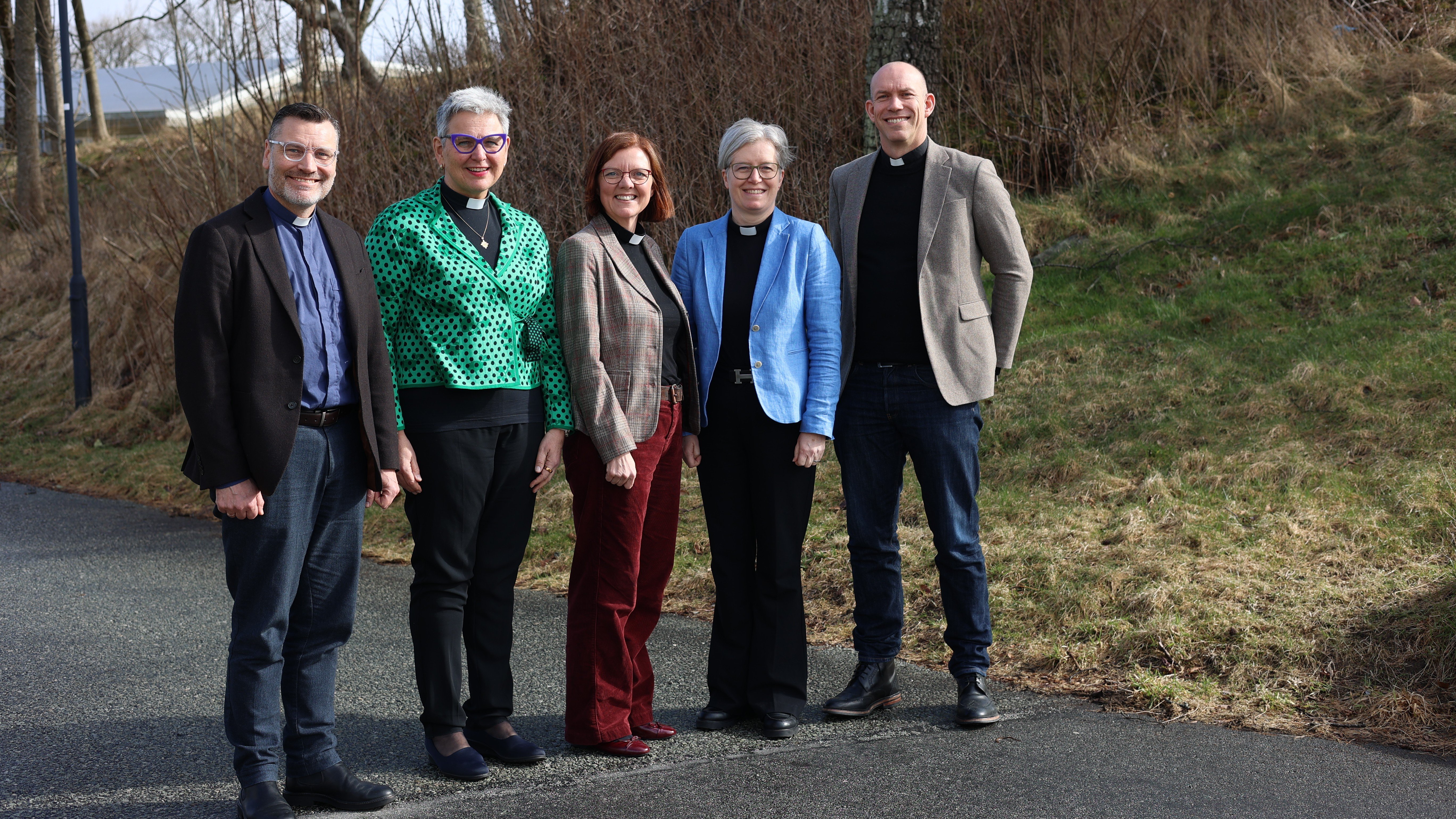 En av disse blir ny biskop i Stavanger. Fra venstre: Vidar Mæland Bakke, Stephanie Dietrich, Grethe Lystad Johnsen, Karen Margrete Mestad, Tor Magne Nesvik. Foto: Anders Emil Kaldhol / Den norske kirke. 