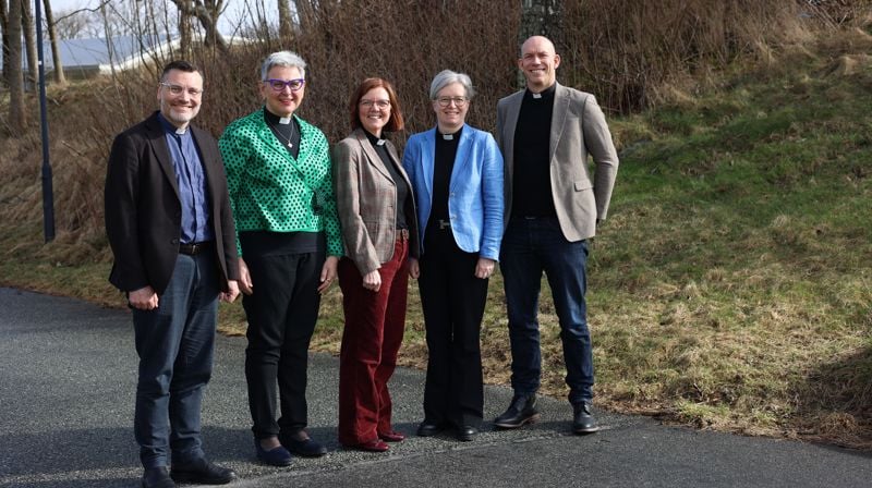 En av disse blir ny biskop i Stavanger. Fra venstre: Vidar Mæland Bakke, Stephanie Dietrich, Grethe Lystad Johnsen, Karen Margrete Mestad, Tor Magne Nesvik. Foto: Anders Emil Kaldhol / Den norske kirke.