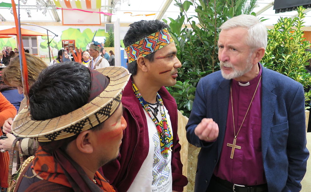 TROR PÅ TEKOLOGI-SPRANG: Stavanger-biskop Erling Pettersen tror at overflødige oljeingeniører kan utvikle nye energiformer som kan erstatte olje og gass. På COP21 i Paris møtte han urfolk fra sitt gamle hjemland Brasil. Foto: Alf Bjarne Johnsen, VG