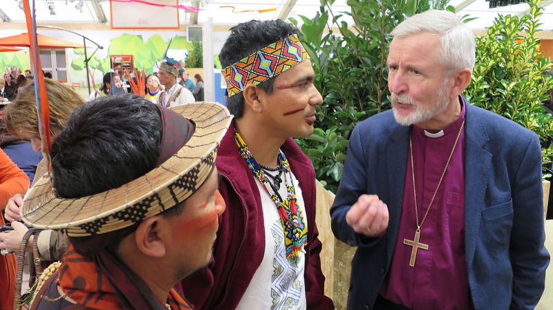 TROR PÅ TEKOLOGI-SPRANG: Stavanger-biskop Erling Pettersen tror at overflødige oljeingeniører kan utvikle nye energiformer som kan erstatte olje og gass. På COP21 i Paris møtte han urfolk fra sitt gamle hjemland Brasil. Foto: Alf Bjarne Johnsen, VG