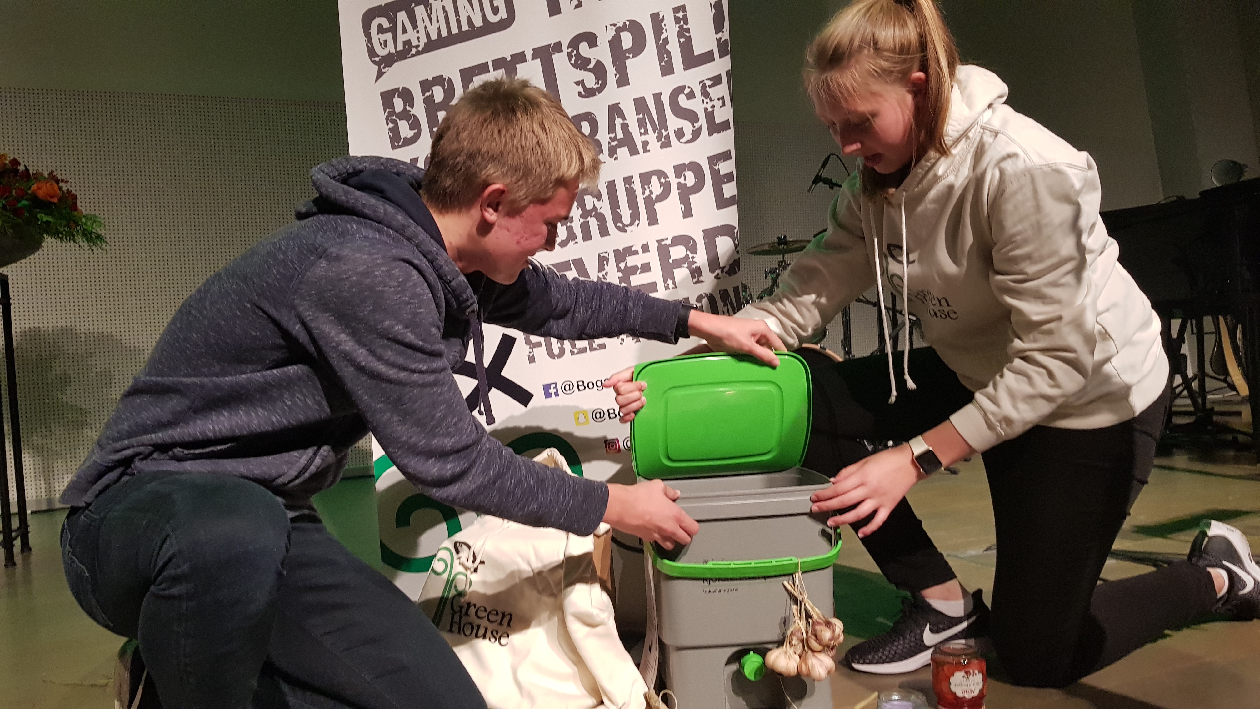 Ungdom i Bogafjell menighets "Greenhouse" viste fram komposteringsmetoden bokashi under biskopvisitasen i 2019. 