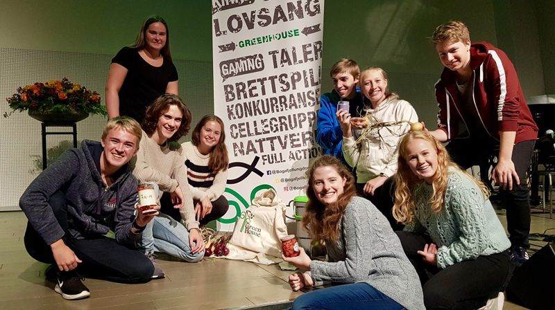 Ungdommene i Greenhouse i Bogafjell menighet i Sandnes har fått solid anerkjennelse for sitt miljøengasjement. Her med høstens grøde fra åkeren og omstøpte adventslys.