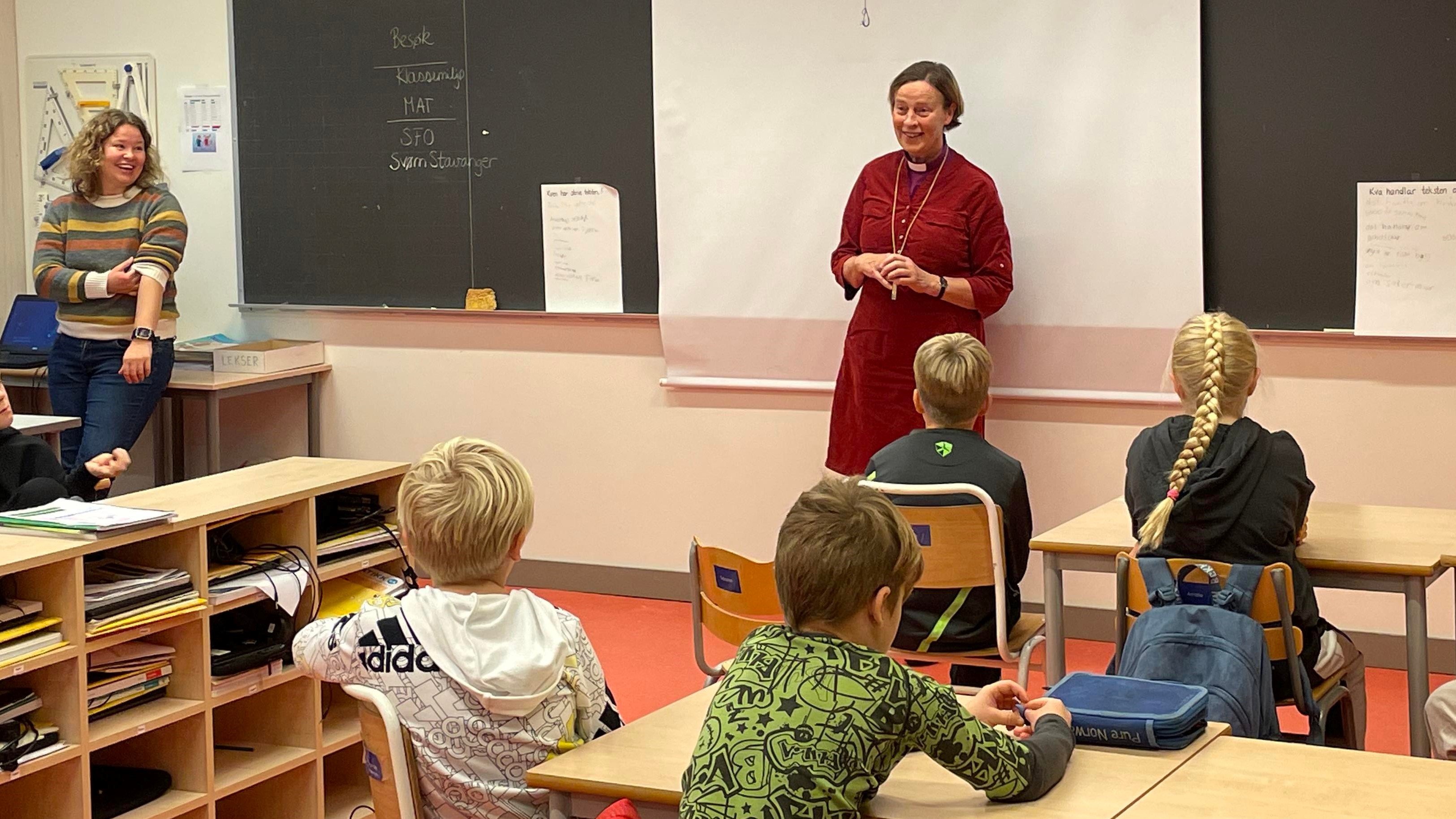 Biskopen fekk gode spørsmål frå fjerde klasse på Finnøy skule.