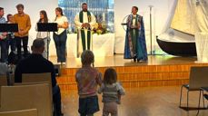 Visitasgudstjeneste i Ålgård kirke søndag. Mangfold og deltakelse, folk i alle aldre – og jubileumsbåten var også på plass.