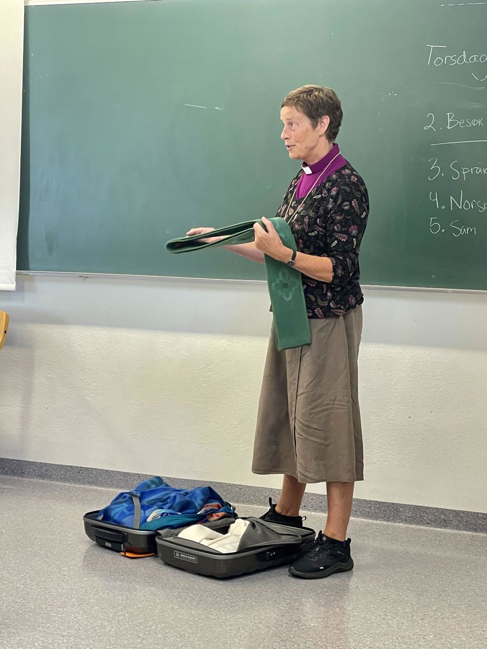 Undervisning om liturgiske klær for elevene ved Dirdal skole.