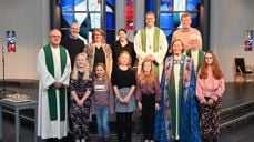 Medvirkende i visitasgudstjenesten i Hana kirke. Foto: Audun Veggeland