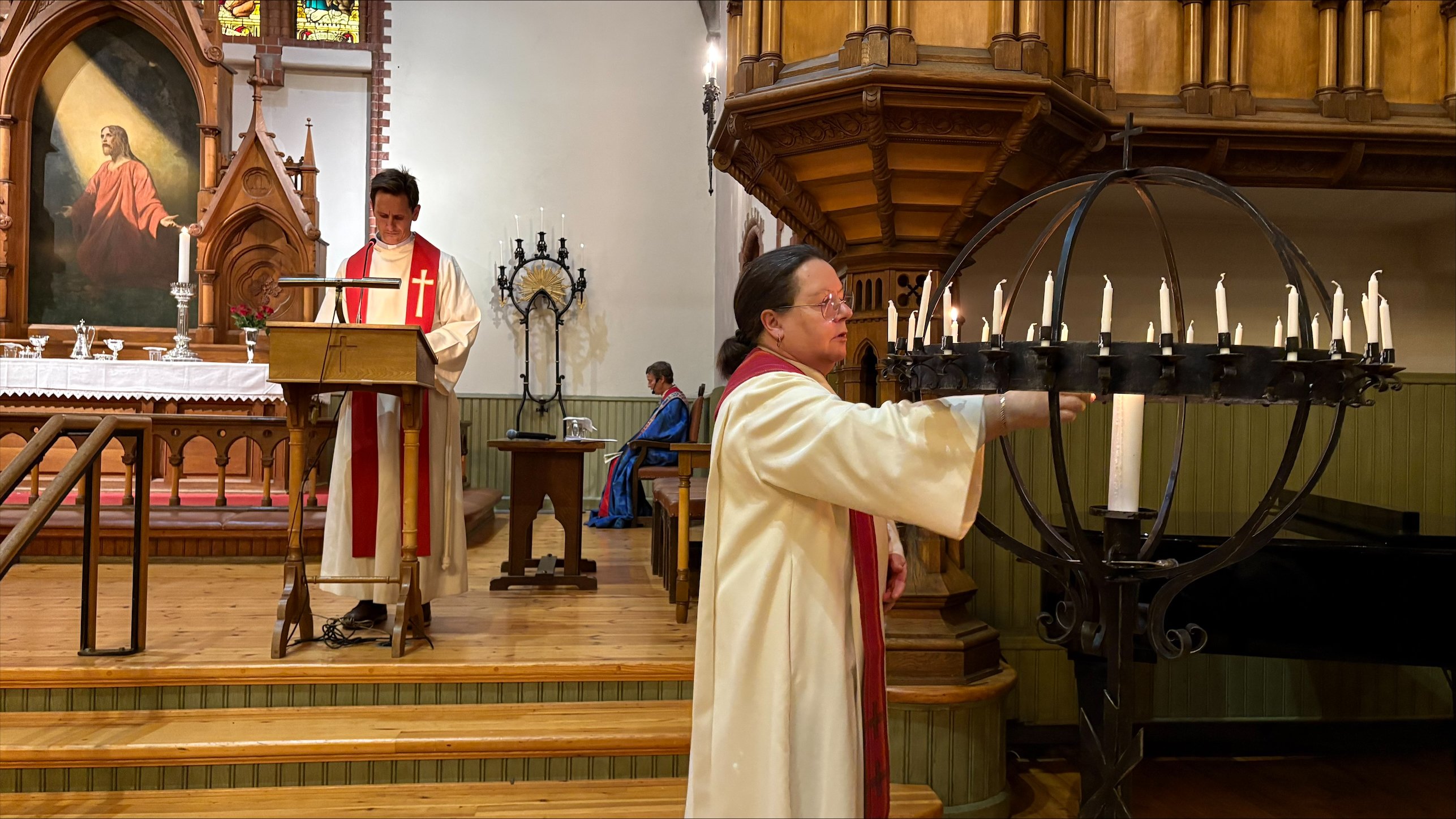 Valborg Sinnes tenner lys