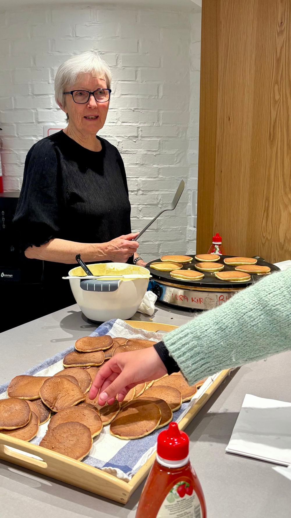Lappene går unne på tweensklubben Connect! Også her står frivillige for serveringen.