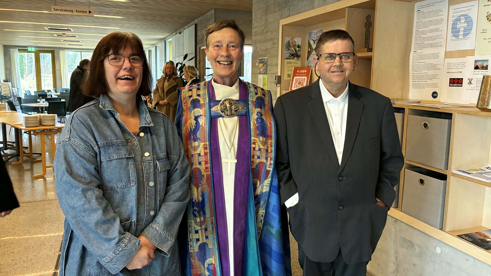 Unni Vatnedal og Bjørn Ola Staurdal fra klubben Treffen sammen med biskop Anne Lise Ådnøy før visitasgudstjenesten.