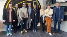På besøk hos ishockeyklubben Oilers: F.v.: menighetspedagog Elise Løklingholm, rådgiver Gunn Heidi Dybdahl, daglig leder i Tjensvoll menighet Frode Øvergard, Kjetil Garvik fra Oilers, Anne Lise Ådnøy, rådgiver Ragnhild Halle, sokneprest Cecilie Bakkene Pedersen og prost Øivind Holtedahl.