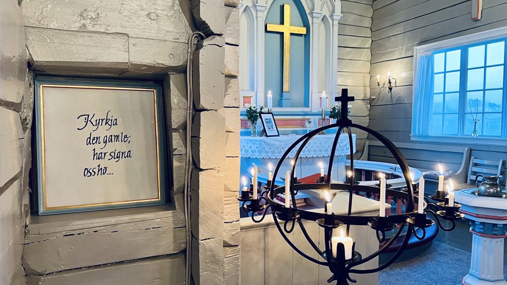 Et nylaget bilde med sitat fra Utsirasangen fikk sin plass i kirkeveggen etter visitasgudstjenesten.