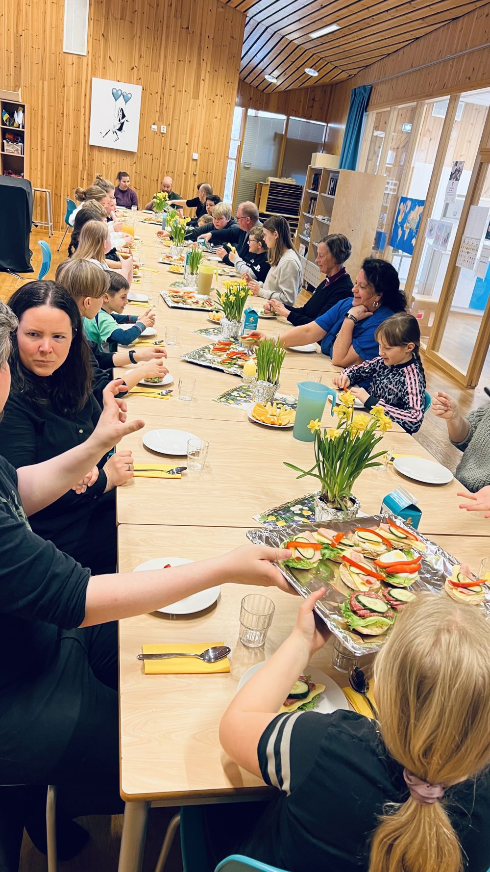 Biskopen fikk bli med på skolens daglige felleslunsj.