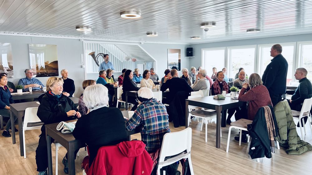 Det ble fullt hus i andre etasje på Jokerbutikken da bygda ble invitert til kake med biskopen.