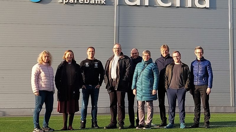 Siri Aarsland, biskop Anne Lise Ådnøy, Jan Christian Vasshus (daglig leder Varhaug idrettslag), Lars Sigurd Tjelle, Geir Skårland, Kjersti Olimb Salte, Asbjørn Finnbakk, Jone U. Slettebø-Knudsen og Jan Erik Westen utanfor Jæren Sparebank Arena som er storstova til Varhaug idrettslag. (Foto: Turid Boganes)