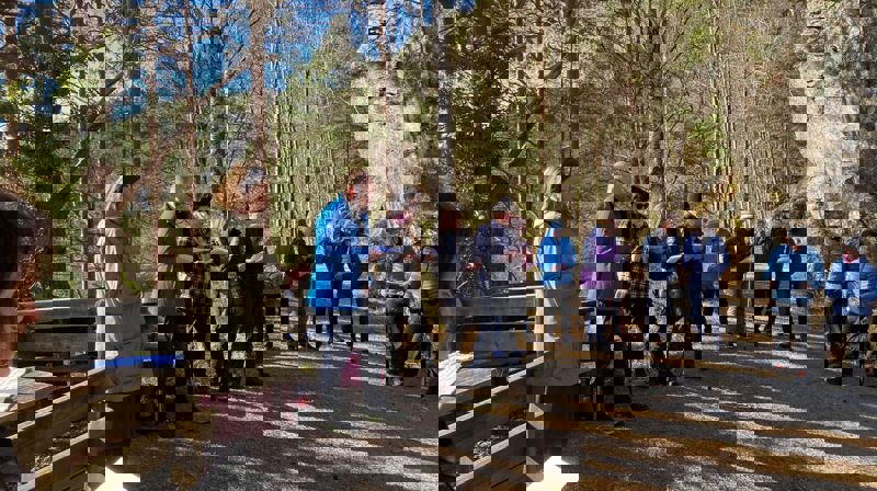 I bøn for bygdene, vandring på Ørevikvegen i Imsland. Foto: Rune Steensnæs Engedal