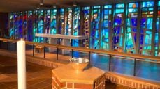 Hinna kirke er en stor arbeidskirke fra 1967. Menigheten har et levende gudstjenesteliv med mange frivillige medarbeidere. Foto: Hinna menighet