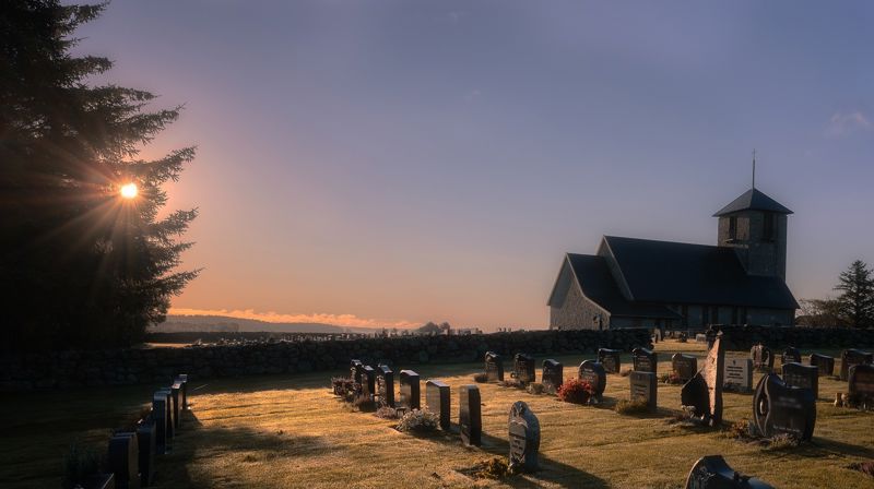 Orre kyrkje i soloppgang. Foto: Orre kyrkjelyd