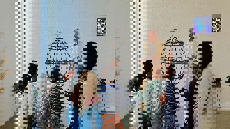 Vi søker en engasjert og tydelig prest med evne til å kommunisere og forkynne til hele bredden av folkekirken.