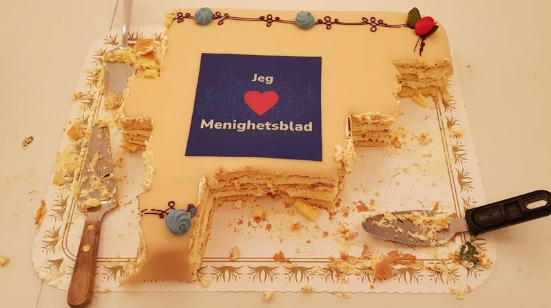 En egen menighetsbladkake måtte til på takkefesten.