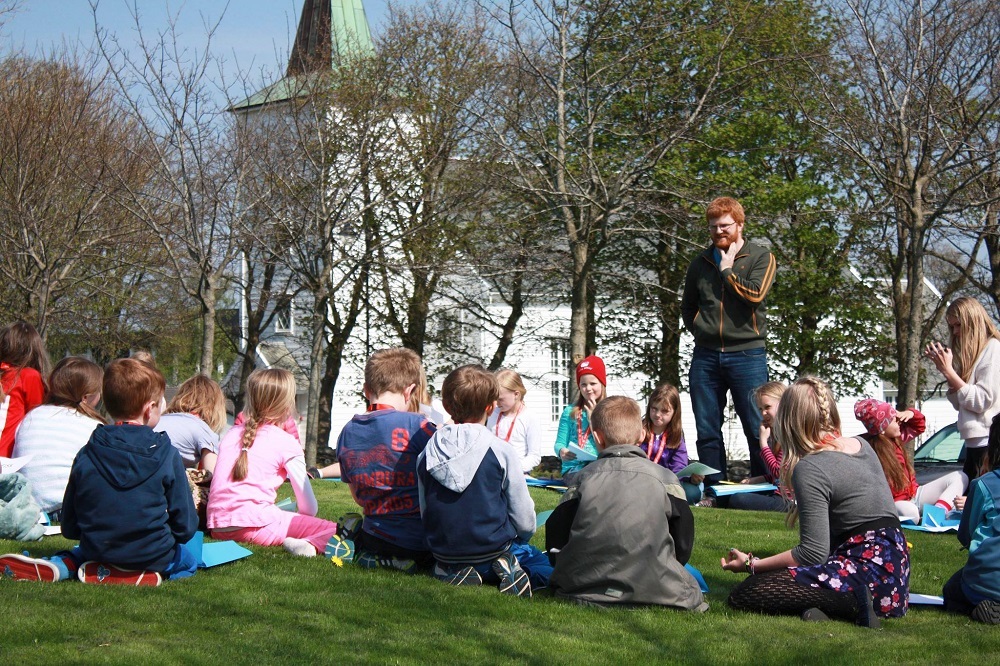 Soknepresten er med i mykje av kyrkjelydsarbeidet, blant anna trusopplærings- og konfirmantarbeidet.  Foto: Klepp kyrkjelyds Facebook-side