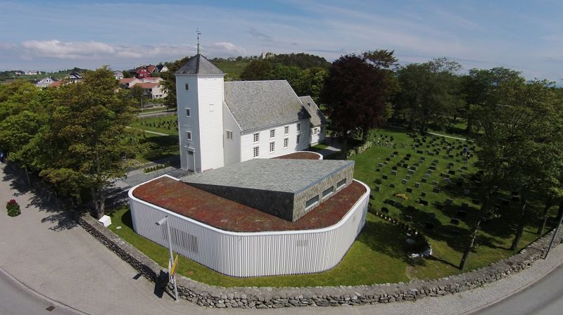 Randaberg kirke og kirkestuen. Foto: Randaberg menighet