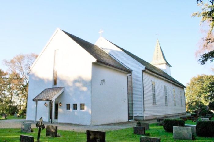 Time kyrkje er ei Linstow-kyrkje bygd i 1859. Det er eit kyrkjetorg i tilknyting til kyrkja. Kyrkjetorget vert mellom anna nytta til kyrkjekaffi, konfirmantarbeid, trusopplæring, sundagsskule o.a. Foto: Kirkesøk