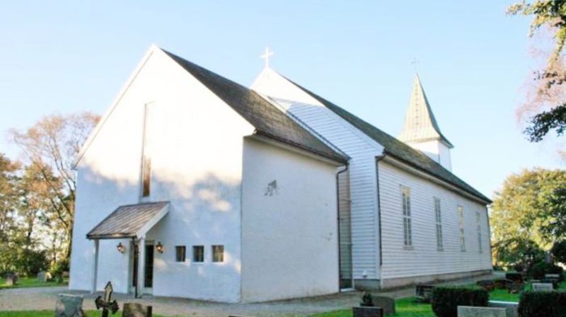 Time kyrkje er ei Linstow-kyrkje bygd i 1859. Det er eit kyrkjetorg i tilknyting til kyrkja. Kyrkjetorget vert mellom anna nytta til kyrkjekaffi, konfirmantarbeid, trusopplæring, sundagsskule o.a. Foto: Kirkesøk