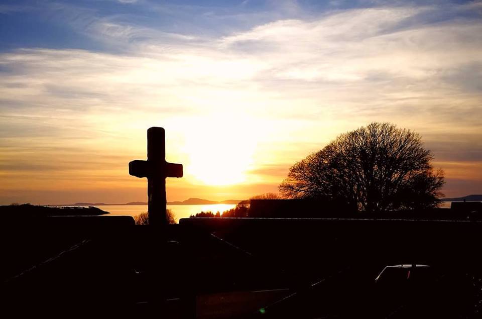 "De to retningene som korsbjelkene viser samler alt: den vertikale linjen mellom Gud og mennesker og den horisontale mellom mennesker. Vi er avhengige av Guds barmhjertighet og vi er kalt til å kjempe for rettferdighet." Bildet viser korset på porten inn til Hesby kirke. Foto: Arne Sigurd Mossige