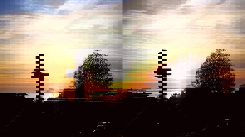 "De to retningene som korsbjelkene viser samler alt: den vertikale linjen mellom Gud og mennesker og den horisontale mellom mennesker. Vi er avhengige av Guds barmhjertighet og vi er kalt til å kjempe for rettferdighet." Bildet viser korset på porten inn til Hesby kirke. Foto: Arne Sigurd Mossige