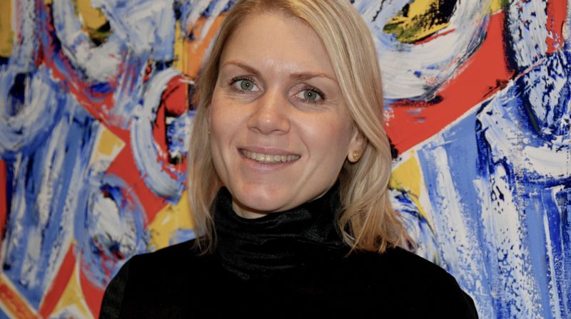 I et hjørne på kontoret til Anne Margrethe Ree Sunde står en kasse med party-effekter som hun tar fram til små og store anledninger. - Det er viktig å ha det gøy på jobb, smiler personalrådgiveren.