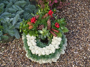 Søndag er det Allehelgensdag. Mange legger ned krans på ei grav, tenner lys og minnes.